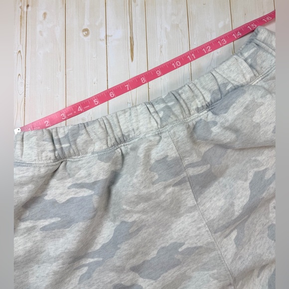 American Eagle Every Day Luxe Barrel Sweatpants in Gray Camo Size Large - Picture 9 of 12